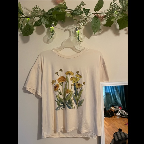 ROMWE Tops - Flower graphic tee🌻✨